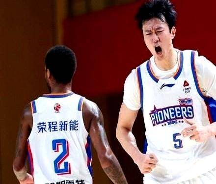 广东宏远CBA战胜福建男篮胡明轩关键得分(cba广东宏远队员)